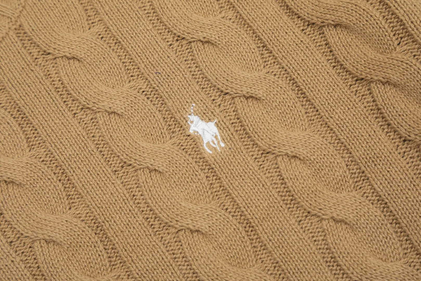 🅿️220 "Top quality" Style number: DS012# [Ralph Lauren round neck solid color pony embroidered logo twist knitted sweater] ✅Ralph Lauren classic basic versatile knitted pullover round neck sweater for men and women ✅Main supplier platform live broadcast Wholesale entity Replacement when out of stock No removal from shelves ✅ZP quality 1:1 version Scan the code to enter the GF website Counter quality ✅Detailed quality The only one in Guangzhou Imported quality cotton yarn, focusing on high-end, cost-effective, good quality needless to say ✅The version is restored to the original order, the maximum size can be worn up to 190 pounds, loose, comfortable and stress-free ✅The upper body is simple and easy to match, ootd must-have style, good-looking clothes are never picky, a must-have in couples' wardrobes, recommended. Size: S-XL Color: Black, off-white, gray, navy, khaki, pink, coffee, red